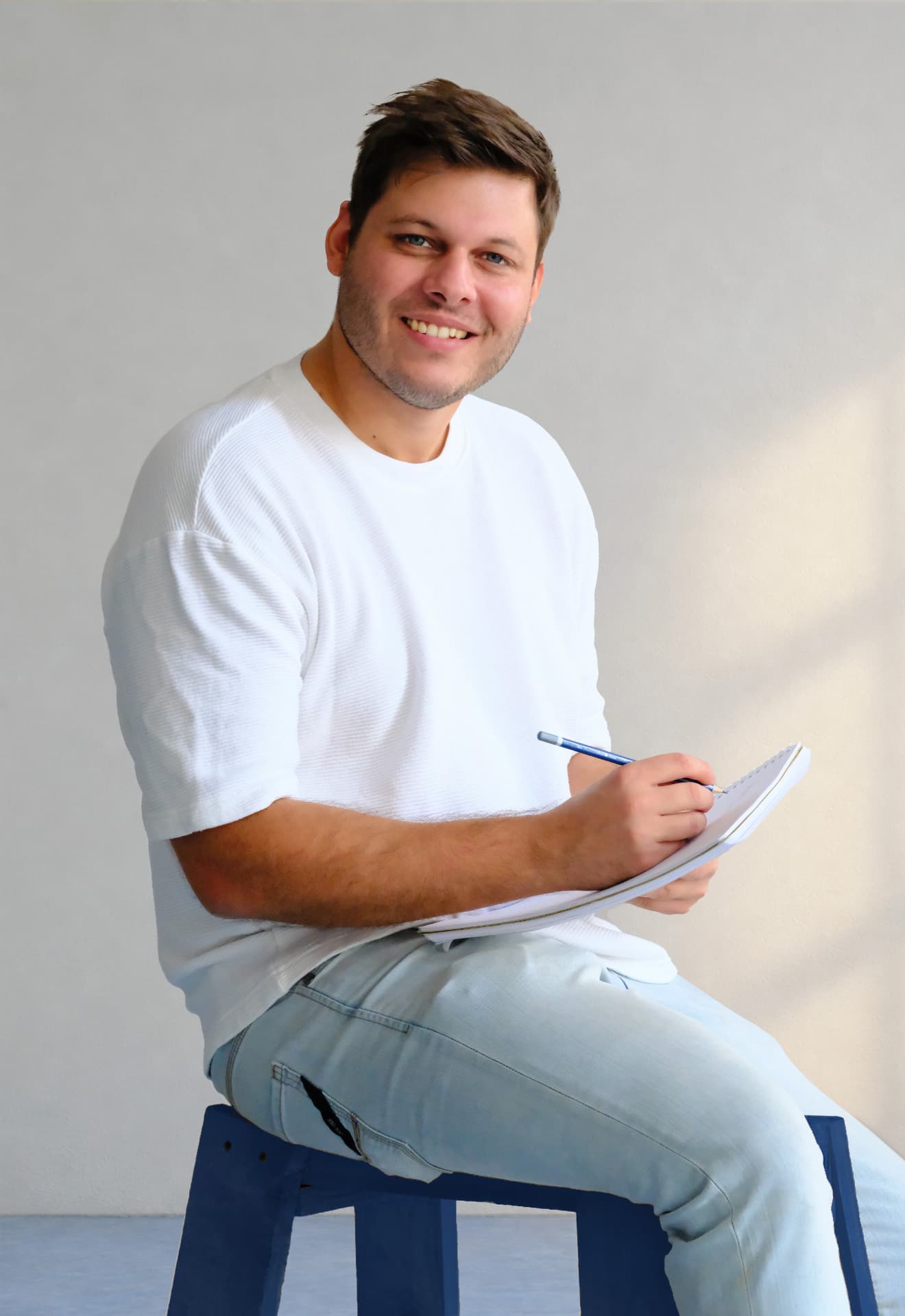 Kendi sedi na stolici i piše u svesku